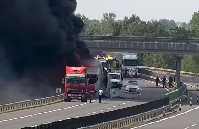 22 tonna banán vált a lángok martalékává a magyar autópályán
