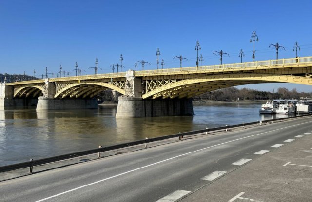 Ismét tüntetők zárták le a Margit hidat Budapesten