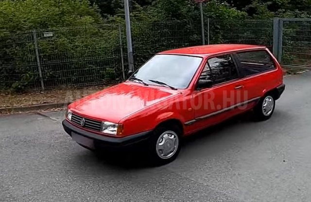 Nosztalgiafutam: így hasít egy alulmotorizált, 30 éves Volkswagen Polo az Autobahnon!
