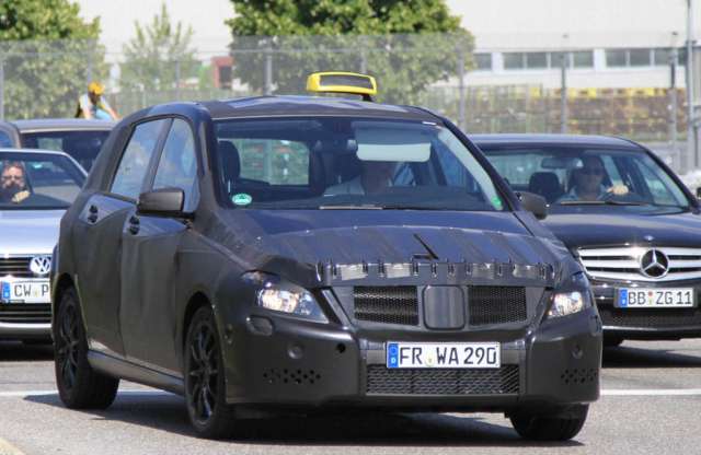 A taxizást is bírni fogja a magyar Mercedes