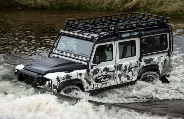 A Land Rover Defender legendás terepképességei újult erővel, de klasszikus formában térnek vissza
