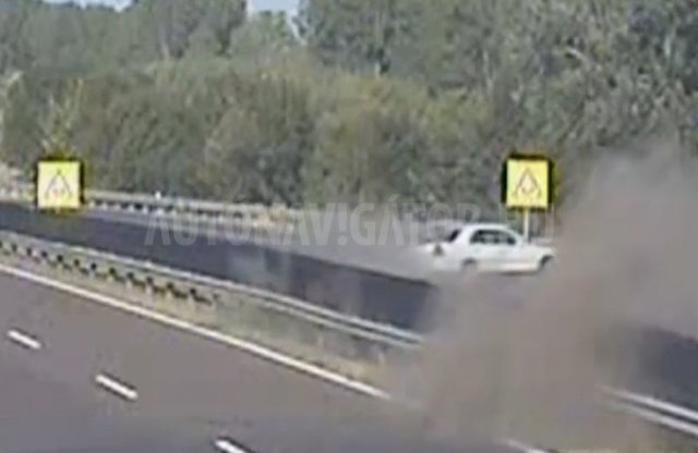 Részegen zúzta szét a szalagkorlátokat egy Mercedes sofőrje az M3-as autópályán