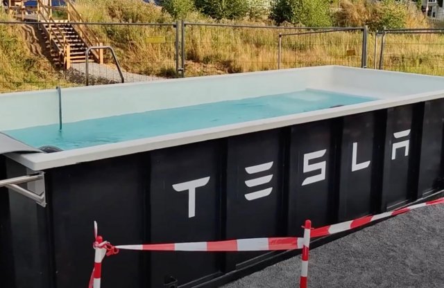 Amíg a Tesla a hálózaton lóg, addig a tulajdonosok a medencében lazulhatnak