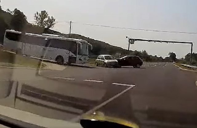 Semmit sem szabad vezetés közben nyomkodni, videón egy újabb baleset a kütyük miatt
