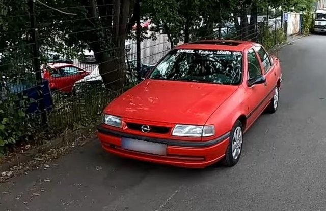 Egy 1994-es Opel Vectrát kínoztak meg a német autópályán, íme a videó!