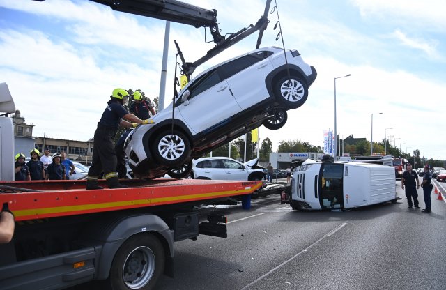 A budapesti balesetben autószállítónak ütközött, majd felborult egy furgon