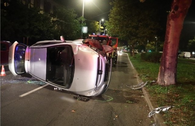 Íme a botrányos budapesti baleset körülményei, amelyben egy autó az oldalán állt meg