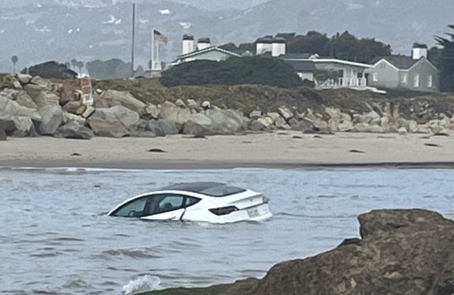 Senki sem tudja, miként került az óceánba ez a Tesla Kaliforniában