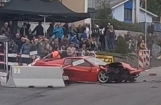 Nézni is fáj, ami ezzel a Ferrari Testarossával történt