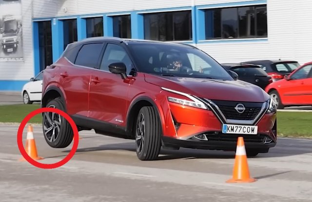 Az autó, ami elugrik a jávorszarvas elől? Látványos videón küzdött meg a Nissan Qashqai a teszttel!
