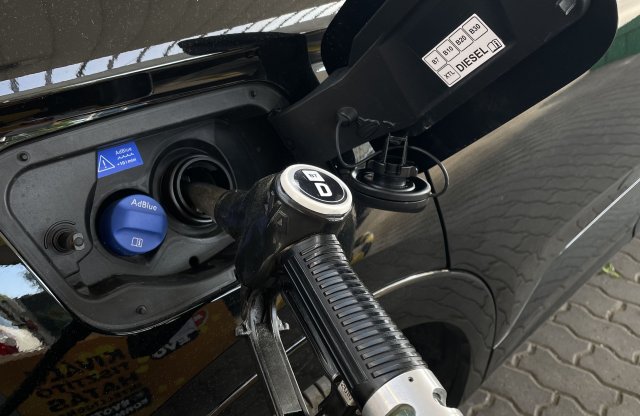 Tovább emelkednek az üzemanyagárak pénteken, ám ettől még nem biztos, hogy drágábban tankolunk majd