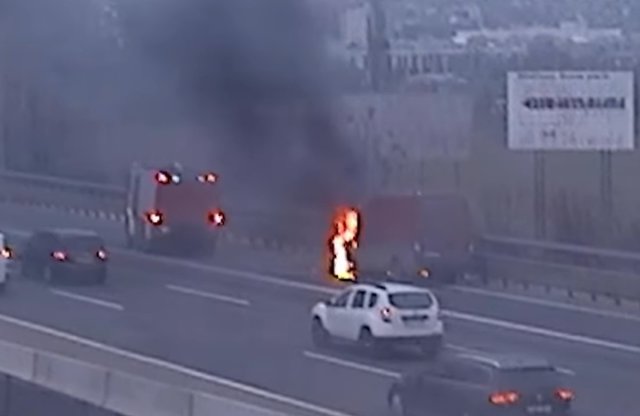 Hatalmas tűzzel égett ki egy furgon Budapest határában