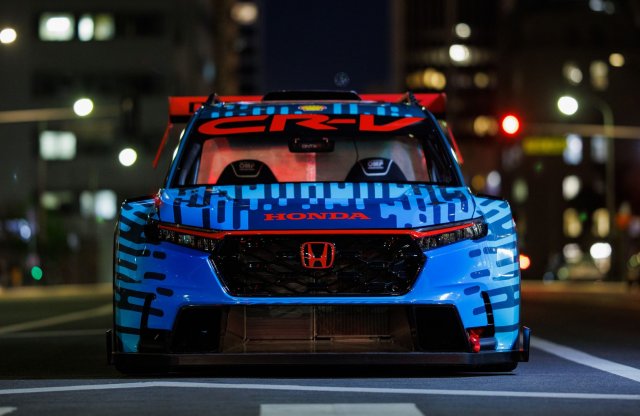 Az IndyCarból ismert motorral, 800 lóerővel és bazári külsővel épített versenyautót a Honda a CR-V-b