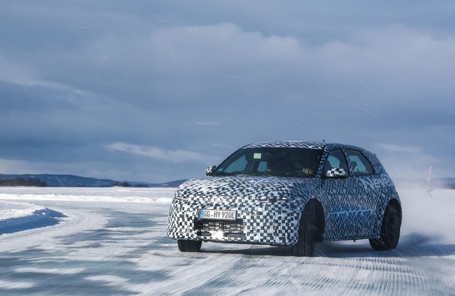 A hideg nem tesz jót a villanyautóknak, de a Hyundai IONIQ 5 N láthatóan jól érzi magát a jégen