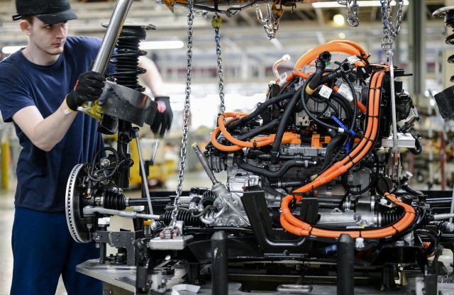 A Stellantis is aktívan teszteli az e-üzemanyagok használatát korábbi belsőégésű motorjaiban