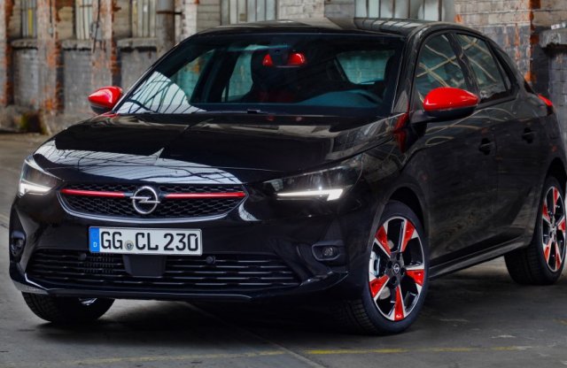 Videó: amikor egy háromhengeres Opel Corsa előzi a sort az autópályán 200-zal