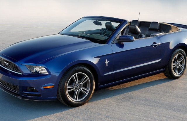 De vajon meddig repíti a Mustang kabriót a V8, ha kinyomják a szemét?