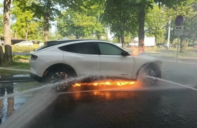 A villanyautós tüzek sokáig tudnak égni, de ennél a Ford Mustang Mach-E-nél nem így történt