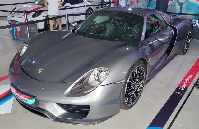 Több mint 600 Porsche vonult fel a balatoni versenypályán, köztük a márka 600 milliós  üdvöskéje
