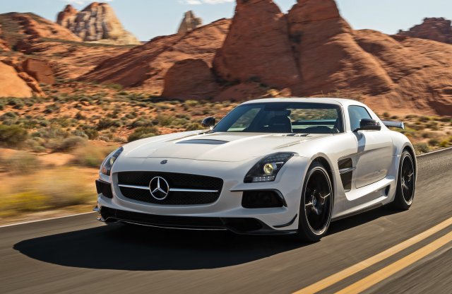 Padlógázon a világ egyik legértékesebb Mercedes modelljével: vajon merik neki 300 km/óráig nyomni?