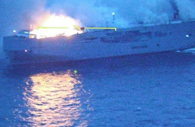Jelenleg is lángol Hollandia partjainál az a teherhajó, mely egy villanyautó miatt gyulladt ki
