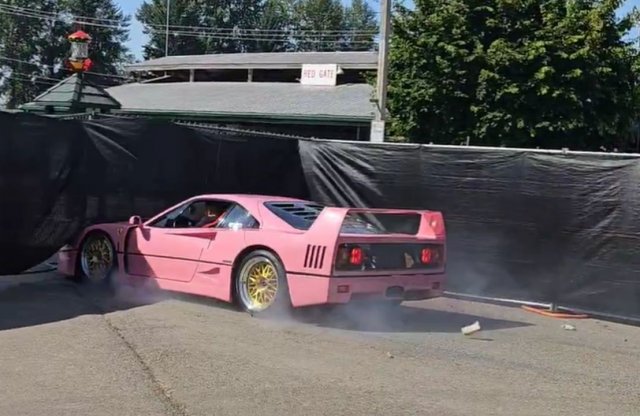 A rózsaszín Ferrarit a kerítés fogta meg, miután métereken keresztül blokkoló kerekekkel csúszott