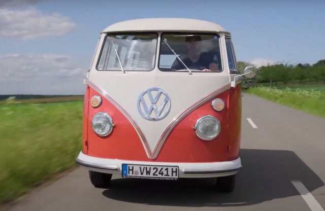 A legendás T1-es kisbusztól mutatja be az alábbi videó az összes Volkswagen Transportert