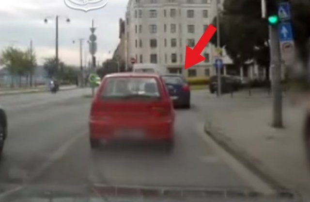 Újabb civil autós rendőrségi videó: ezért sem éri meg kikerülni a sort