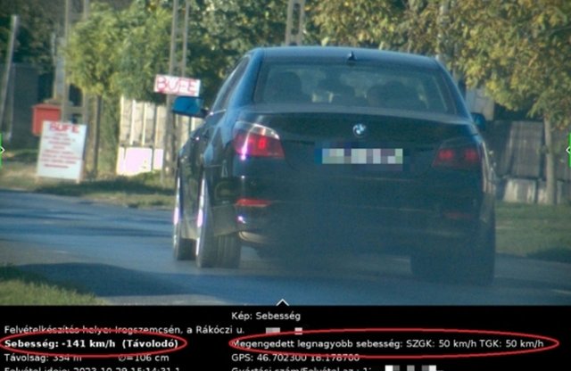 Iregszemcsén egy BMW az 50-es táblánál 141 km/órával szaladt bele a traffiba