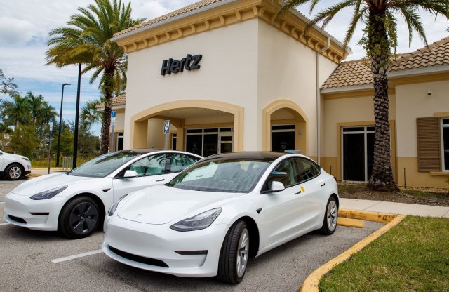 Paradox módon a Tesla árcsökkentése nehezebbé tette a Hertz átállását a villanyautókra
