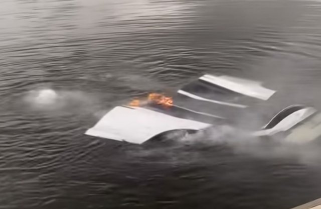 Hihetetlen, de igaz: a vízben lubickolva borult lángba egy Tesla Model X