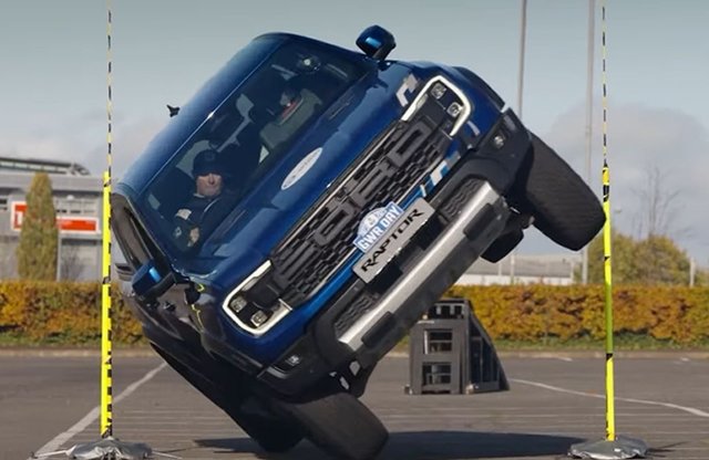 Két keréken állított fel Guinness rekordot a Ford pickupja