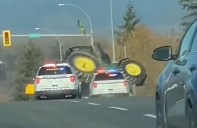 Szürreális jelenetek játszódtak le a kanadai autópályán, a traktorost kórházba kellett szállítani