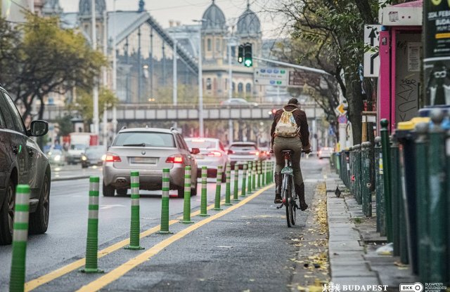 Mostantól a Margit híd és a Nyugati pályaudvar között is pollerek védik a bicikliseket
