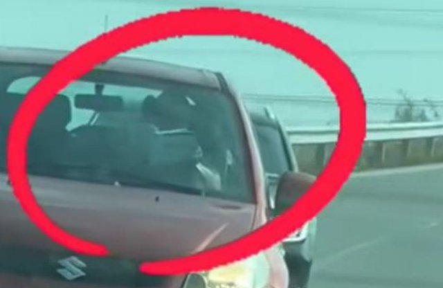 Ha már telefonozni tilos vezetés közben, a sofőr inkább könyvet vett a kezébe