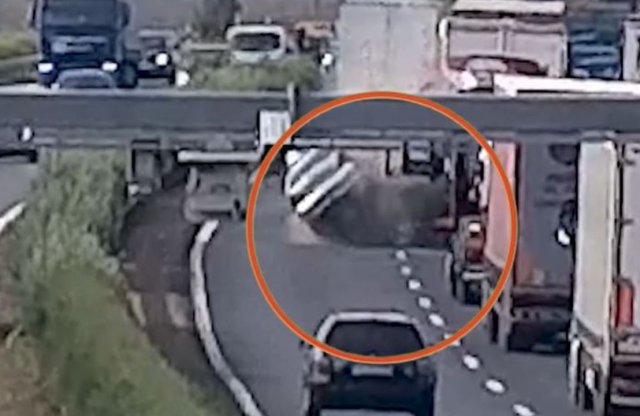 Oszlopnak rohanó autós, kamionról katapultáló jármű, mindez egyetlen videóban