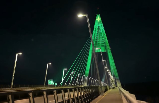 2023-ban is az M0-s hídján látható az ország legnagyobb karácsonyfája