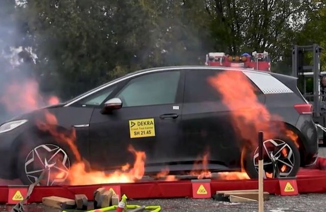 Speciális oltólándzsákat vásárol a tűzoltóság az elszaporodó autótüzek miatt