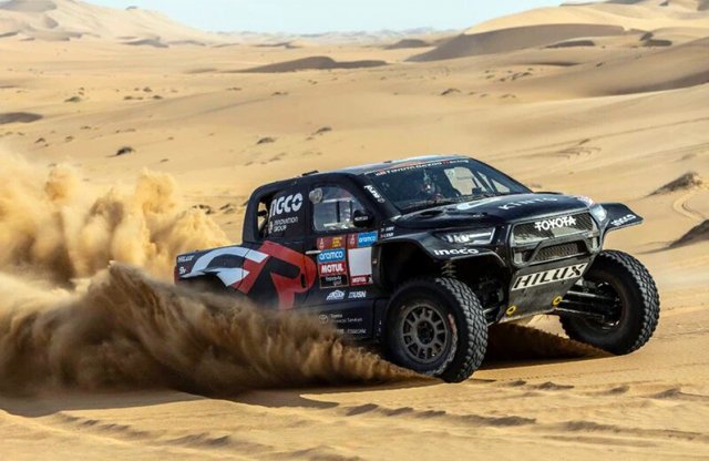 Új versenyzőkkel és továbbfejlesztett versenyautóval készül címvédésre a Toyota a Dakaron