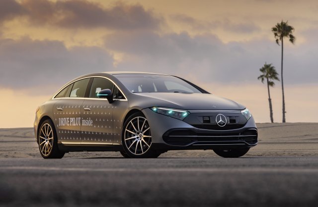 Egy új színt hozna be a Mercedes-Benz az autók lámpáinak világába: a türkizt
