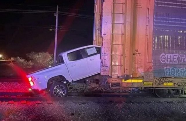Új autókat törtek össze Mexikóban, miközben egy vonatról próbálták meg ellopni őket
