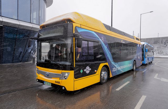 A hidrogén-üzemanyagcellás Toyotával a Szigethalom és Kelenföld között utazók ismerkedhetnek meg
