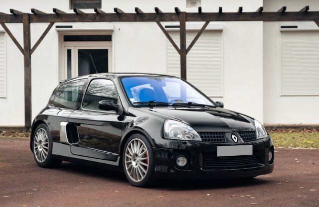 A 2004-es Clio korántsem egy szokványos autó, ennek megfelelően is árazták be