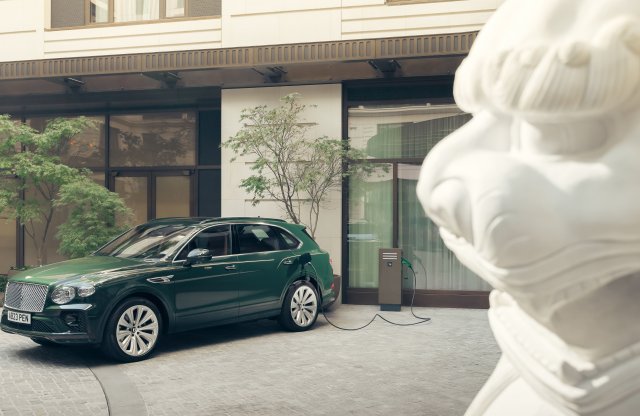 Négy darab egyedi Bentley Bentayga Hybrid várja a Peninsula London luxusszálloda vendégeit
