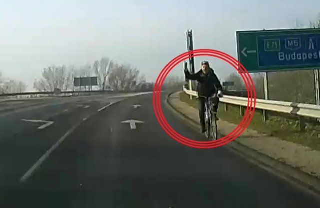 Amikor a szabálytalan biciklis még mutogat is a szabályosan közlekedő autósnak