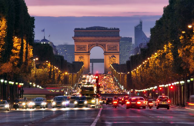 Párizs lakói megszavazták a háromszoros parkolási díjat a nehezebb autóknak