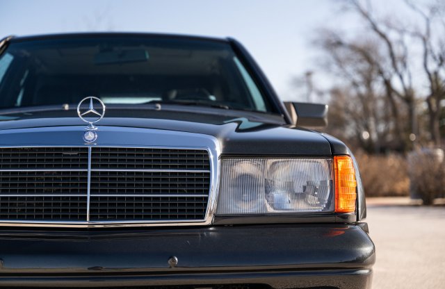 Az 55 ezer kilométert futott Mercedes nem véletlenül kerül közel 120 millió forintba