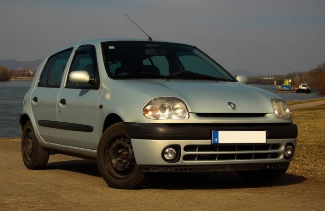 58 lóerővel célozza a 160 km/órát: vajon sikerül a '99-ben gyártott Renault Cliónak?