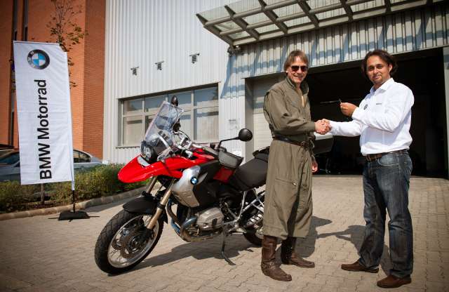 BMW GS-t használ Magyarországon Jeremy Irons