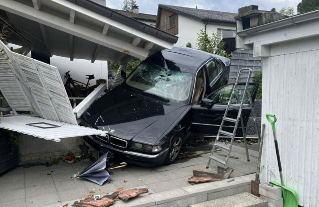 Parkolás közben zúzta le a szomszéd ház tetejét és saját BMW-jét az idős sofőr